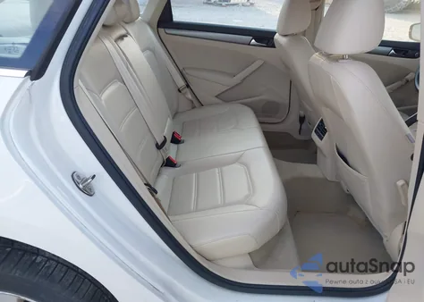 2015 Volkswagen Passat 1.8T Se z USA, uszkodzony, nr VIN 1VWBT7A32FC014956